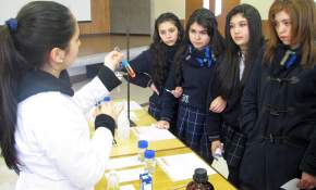 Estudiantes de Temuco aprenden y experimentan sobre ciencia “jugando con la Química” 